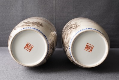 Une paire de vases en porcelaine de Chine &agrave; d&eacute;cor de paysages, sign&eacute;s Zhou Guo Jun, R&eacute;publique, 20&egrave;me
