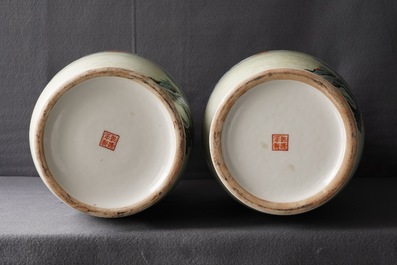 Een paar fijne Chinese famille rose rouleau vazen, Qianlong merk, Republiek, 20th C.