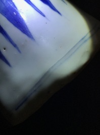 Un vase couvert en porcelaine de Chine bleu et blanc, &eacute;poque Transition