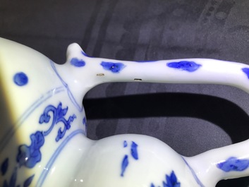 Een Chinese blauwwitte kalebasvormige schenkkan, Transitie periode