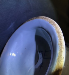 Une paire de vases d'autel en fa&iuml;ence de Delft en bleu et blanc &agrave; d&eacute;cor de chinoiserie, fin du 17&egrave;me