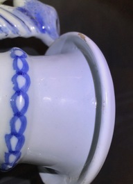 Une paire de vases d'autel en fa&iuml;ence de Delft en bleu et blanc &agrave; d&eacute;cor de chinoiserie, fin du 17&egrave;me