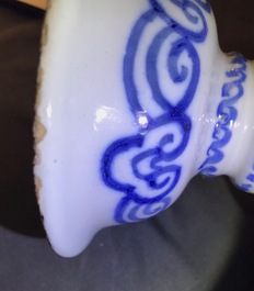 Une paire de vases d'autel en fa&iuml;ence de Delft en bleu et blanc &agrave; d&eacute;cor de chinoiserie, fin du 17&egrave;me