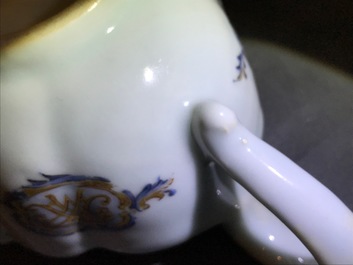 Een Chinese famille rose sauskom en een bord met het wapen van Van Tets, Qianlong
