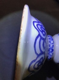 Une paire de vases d'autel en fa&iuml;ence de Delft en bleu et blanc &agrave; d&eacute;cor de chinoiserie, fin du 17&egrave;me