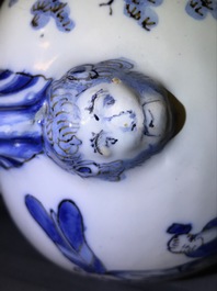 Une paire de vases d'autel en fa&iuml;ence de Delft en bleu et blanc &agrave; d&eacute;cor de chinoiserie, fin du 17&egrave;me