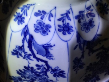 Un bol octagonal en porcelaine de Chine bleu et blanc &agrave; d&eacute;cor floral, Kangxi