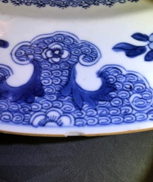 A large Chinese blue and white dish, a beaker vase and a ginger jar, 18/19th C.