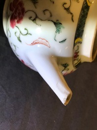 Een Chinese famille rose theepot met deksel, Yongzheng/Qianlong