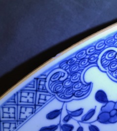 A large Chinese blue and white dish, a beaker vase and a ginger jar, 18/19th C.