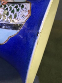 Une paire de vases de forme gu en porcelaine de Chine famille verte sur fond bleu, marque de Kangxi, 19&egrave;me