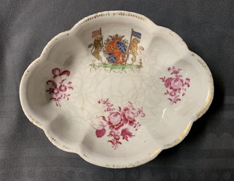 Twee Chinese famille rose pattipans en een lepelrust met wapendecors voor de Nederlandse markt, Qianlong