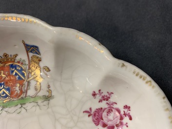 Twee Chinese famille rose pattipans en een lepelrust met wapendecors voor de Nederlandse markt, Qianlong