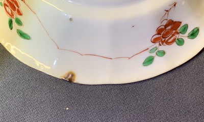 Een paar Chinese gelobde famille verte koppen en schotels, Kangxi