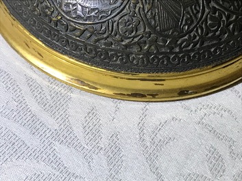 Een deels vergulde bronzen dekselvaas in Qajar-stijl, Frankrijk, 19e eeuw
