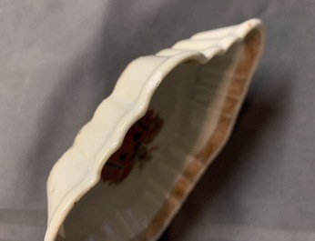 Twee Chinese famille rose pattipans en een lepelrust met wapendecors voor de Nederlandse markt, Qianlong