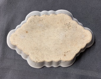 Twee Chinese famille rose pattipans en een lepelrust met wapendecors voor de Nederlandse markt, Qianlong