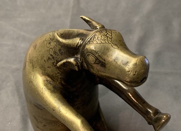 Un compte-gouttes ou aquamanile en cuivre grav&eacute; en forme de z&eacute;bu, Empire moghol, Inde, 17/18&egrave;me