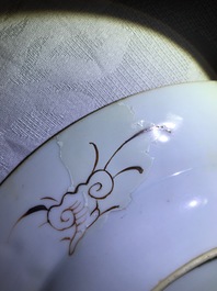 Een Chinees famille rose bassin en een paar borden met decor van kostbaarheden, Qianlong