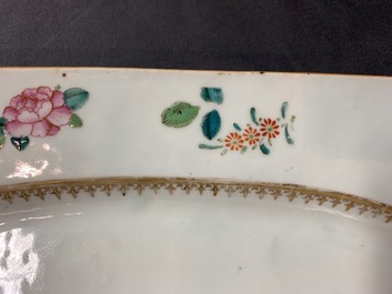 Drie Chinese famille rose wapenschotels voor de Engelse markt, Qianlong