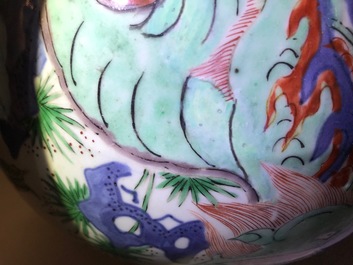 Een Chinese wucai dekselvaas met decor van mythische dieren, Transitie periode