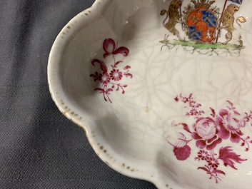 Twee Chinese famille rose pattipans en een lepelrust met wapendecors voor de Nederlandse markt, Qianlong