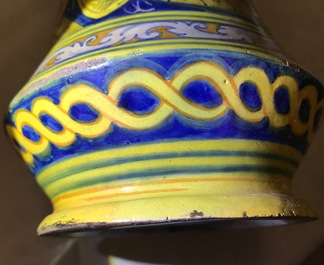 Une paire d'albarelli en majolique italienne, Palerme, atelier de Lazzaro, vers 1600