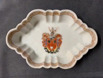 Twee Chinese famille rose pattipans en een lepelrust met wapendecors voor de Nederlandse markt, Qianlong