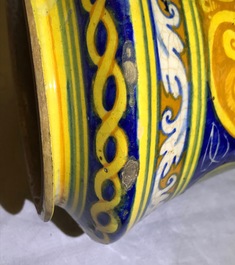 Une paire d'albarelli en majolique italienne, Palerme, atelier de Lazzaro, vers 1600