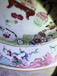 Een Chinees famille rose bassin en een paar borden met decor van kostbaarheden, Qianlong