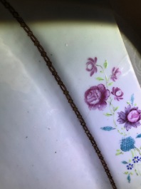Drie Chinese famille rose wapenschotels voor de Engelse markt, Qianlong