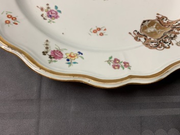 Drie Chinese famille rose wapenschotels voor de Engelse markt, Qianlong
