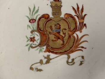 Een paar Chinese famille rose schotels voor de Italiaanse markt met wapen van Cantelmi, Qianlong