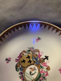 Drie Chinese famille rose koppen en schotels en een papbord voor de Nederlandse mark met wapen Velingius-Visch, Qianlong