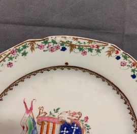 Drie Chinese famille rose wapenschotels voor de Engelse markt, Qianlong