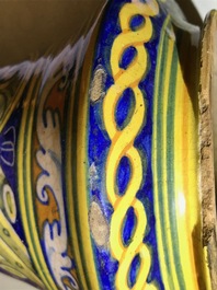 Une paire d'albarelli en majolique italienne, Palerme, atelier de Lazzaro, vers 1600