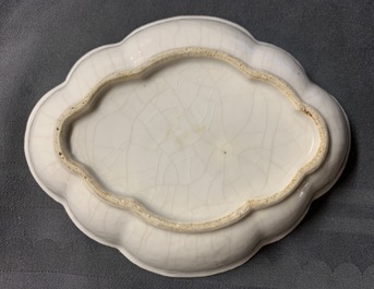 Twee Chinese famille rose pattipans en een lepelrust met wapendecors voor de Nederlandse markt, Qianlong