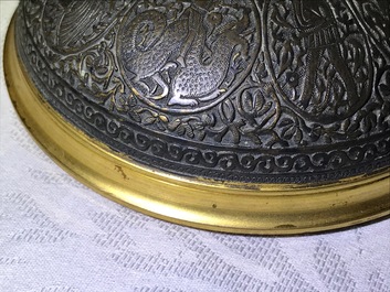 Een deels vergulde bronzen dekselvaas in Qajar-stijl, Frankrijk, 19e eeuw