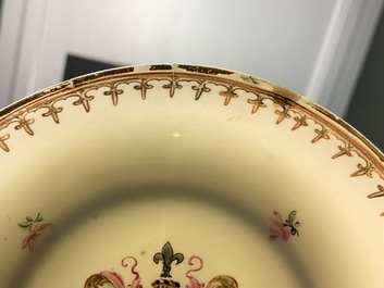 Drie Chinese famille rose koppen en schotels en een papbord voor de Nederlandse mark met wapen Velingius-Visch, Qianlong