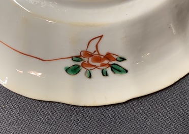 Een paar Chinese gelobde famille verte koppen en schotels, Kangxi