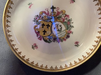 Drie Chinese famille rose koppen en schotels en een papbord voor de Nederlandse mark met wapen Velingius-Visch, Qianlong