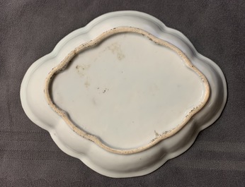 Twee Chinese famille rose pattipans en een lepelrust met wapendecors voor de Nederlandse markt, Qianlong