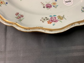 Drie Chinese famille rose wapenschotels voor de Engelse markt, Qianlong