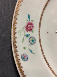 Een paar Chinese famille rose schotels voor de Italiaanse markt met wapen van Cantelmi, Qianlong