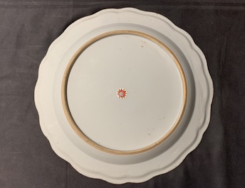 Drie Chinese famille rose wapenschotels voor de Engelse markt, Qianlong