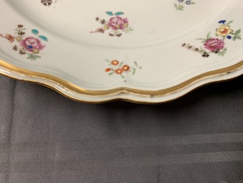 Drie Chinese famille rose wapenschotels voor de Engelse markt, Qianlong
