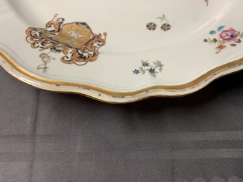 Drie Chinese famille rose wapenschotels voor de Engelse markt, Qianlong