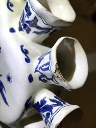 Een paar blauwwitte Delftse hartvormige tulpenvazen, 19e eeuw