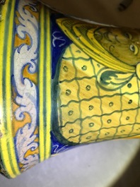 Une paire d'albarelli en majolique italienne, Palerme, atelier de Lazzaro, vers 1600