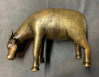 Un compte-gouttes ou aquamanile en cuivre grav&eacute; en forme de z&eacute;bu, Empire moghol, Inde, 17/18&egrave;me